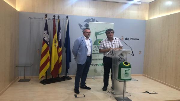 El presidente de Emaya, Ramón Perpinyà, y el Gerente de Ecovidrio en Baleares, Roberto Fuentes, presentan la campaña 'Banderas Verdes' sobre reciclaje de vidrio. El presidente de Emaya, Ramón Perpinyà, y el Gerente de Ecovidrio en Baleares, Roberto Fuentes, presentan la campaña 'Banderas Verdes' sobre reciclaje de vidrio.