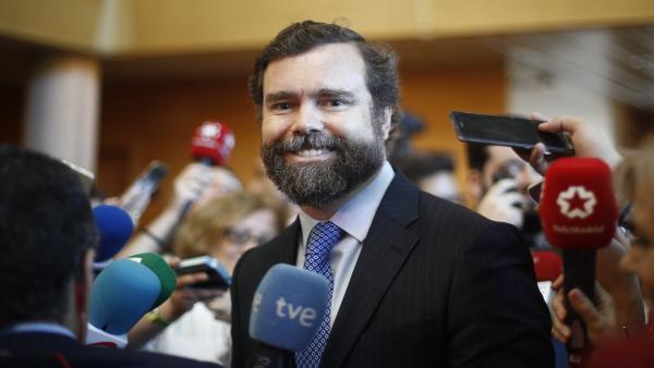 El portavoz del Grupo Parlamentario de VOX en el Congreso y cabeza del comité negociador, Iván Espinosa de los Monteros, atiende a los medios de comunicación durante el pleno de investidura del presidente de la Comunidad de Madrid. El portavoz del Grupo Parlamentario de VOX en el Congreso y cabeza del comité negociador, Iván Espinosa de los Monteros, atiende a los medios de comunicación durante el pleno de investidura del presidente de la Comunidad de Madrid.