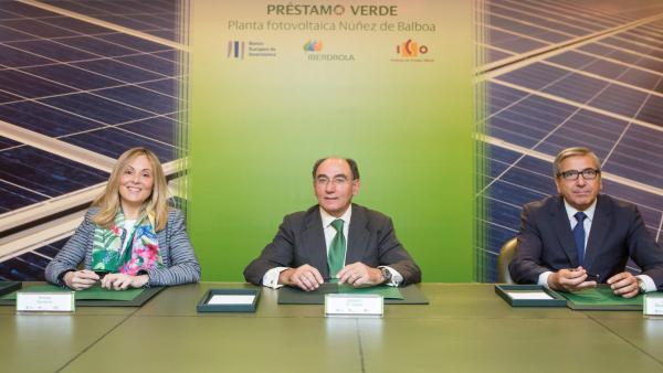 La vicepresidenta del BEI, Emma Navarro, el presidente de Iberdrola, Ignacio Galán, y el presidente del ICO, José Carlos García de Quevedo La vicepresidenta del BEI, Emma Navarro, el presidente de Iberdrola, Ignacio Galán, y el presidente del ICO, José Carlos García de Quevedo