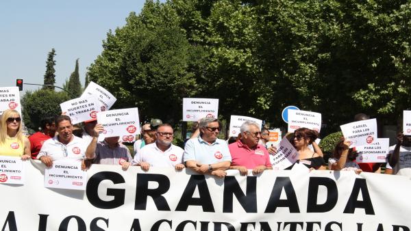 Sindicatos se concentran por el último accidente mortal en el tajo en Granada Sindicatos se concentran por el último accidente mortal en el tajo en Granada