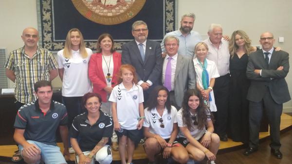 Las personalidades de la Universidad de Zaragoza y del Zaragoza Club de Fútbol Femenino que han presentado el convenio junto a algunas jugadores del Club. Las personalidades de la Universidad de Zaragoza y del Zaragoza Club de Fútbol Femenino que han presentado el convenio junto a algunas jugadores del Club.