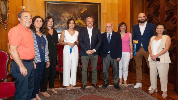 El alcalde de Zaragoza, Jorge Azcón, la concejal de Deportes, Cristina García, y concejales de varios grupos han recibido este martes en el Ayuntamiento a la campeona de Europa de Baloncesto, Cristina Ouviña, y al fisioterapeuta Juan Carlos Palacio. El alcalde de Zaragoza, Jorge Azcón, la concejal de Deportes, Cristina García, y concejales de varios grupos han recibido este martes en el Ayuntamiento a la campeona de Europa de Baloncesto, Cristina Ouviña, y al fisioterapeuta Juan Carlos Palacio.