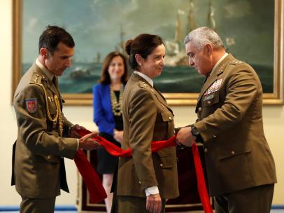 El Jefe del Estado Mayor, el General Francisco Javier Varela, impone a la General Patricia Ortega el fajín militar.