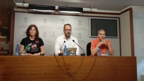 El diputado de Vox, Ignacio Blanco, en rueda de prensa junto a dos integrantes del colectivo de interinos de Asturias. El diputado de Vox, Ignacio Blanco, en rueda de prensa junto a dos integrantes del colectivo de interinos de Asturias.