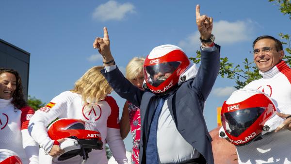 El presidente de Cantabria, Miguel Ángel Revilla, despide a los cinco primeros astrolanders con motivo del proyecto para ensayar la vida humana en Marte El presidente de Cantabria, Miguel Ángel Revilla, despide a los cinco primeros astrolanders con motivo del proyecto para ensayar la vida humana en Marte