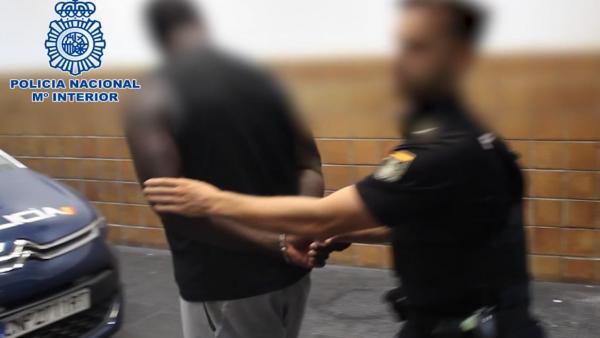 Un agente de la Policía Nacional con uno de los dos peligrosos fugitivos de Suecia detenidos en Málaga (imagen de archivo) Un agente de la Policía Nacional con uno de los dos peligrosos fugitivos de Suecia detenidos en Málaga (imagen de archivo)