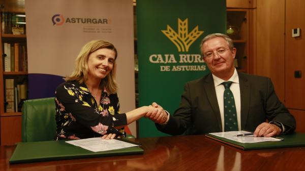 La presidenta de Asturgar SGR, Eva Pando, y el nuevo director general de Caja Rural de Asturias, Antonio Romero. La presidenta de Asturgar SGR, Eva Pando, y el nuevo director general de Caja Rural de Asturias, Antonio Romero.