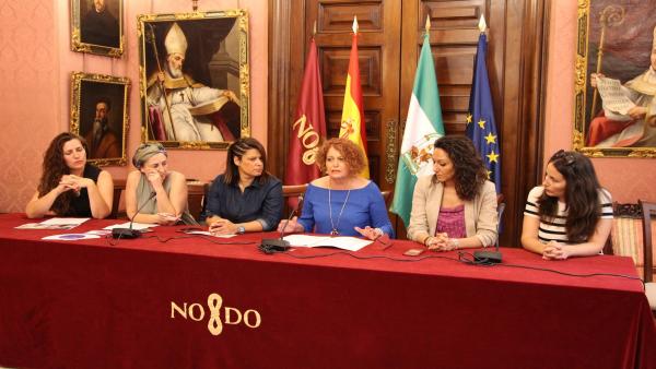 La delegada de Igualdad, Educación, Participación Ciudadana y Coordinación de Distritos de Sevilla, Adela Castaño, en rueda de prensa La delegada de Igualdad, Educación, Participación Ciudadana y Coordinación de Distritos de Sevilla, Adela Castaño, en rueda de prensa