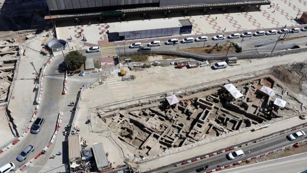 Arqueólogos avanzan en el entorno de la obra final del Metro de Málaga. Tras poco más de dos meses de trabajos en el tajo de la Avenida de Andalucía, la ocupación de la excavación se agranda, sacando a la luz nuevas evidencias de la Málaga musulmana del s Arqueólogos avanzan en el entorno de la obra final del Metro de Málaga. Tras poco más de dos meses de trabajos en el tajo de la Avenida de Andalucía, la ocupación de la excavación se agranda, sacando a la luz nuevas evidencias de la Málaga musulmana del s