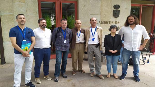 Representantes de los colectivos Sociedade Galega de Historia Natural, Adega, Rede Galega de Custodia do Territorio y Sociedade Galega de Ornitoloxía a las puertas del Parlamento de Galicia acompañados por Patricia Vilán, Antón Sánchez y Luís Bará Representantes de los colectivos Sociedade Galega de Historia Natural, Adega, Rede Galega de Custodia do Territorio y Sociedade Galega de Ornitoloxía a las puertas del Parlamento de Galicia acompañados por Patricia Vilán, Antón Sánchez y Luís Bará