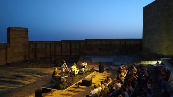 La fortaleza de Alcalá tiene una larga trayectoria como escenario para el teatro y la música. El festival #Noctaíra19 ha colgado el cartel de completo. La fortaleza de Alcalá tiene una larga trayectoria como escenario para el teatro y la música. El festival #Noctaíra19 ha colgado el cartel de completo.