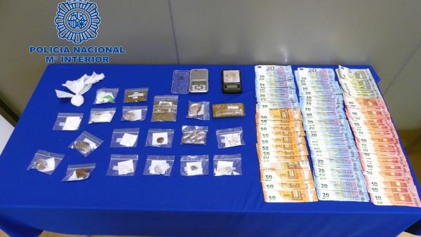 Material incautado tras la detención de 8ocho personas de una banda de tráfico de drogas Material incautado tras la detención de 8ocho personas de una banda de tráfico de drogas