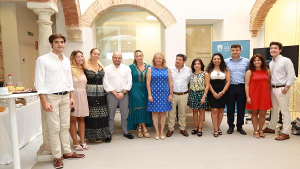 La alcaldesa de Marbella (Málaga), Ángeles Muñoz, con los nuevos emprendedores del vivero municipal de empresas. La alcaldesa de Marbella (Málaga), Ángeles Muñoz, con los nuevos emprendedores del vivero municipal de empresas.