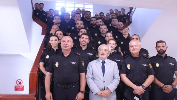 El subdelegado de Gobierno en Almería, Manuel de la Fuente, recibe a los nuevos agentes en prácticas El subdelegado de Gobierno en Almería, Manuel de la Fuente, recibe a los nuevos agentes en prácticas