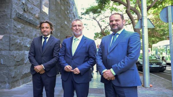 Presidente del Parlamento de Canarias, Gustavo Matos; presidente de Canarias, Ángel Víctor Torres, y ministro de Fomento en funciones, José Luis Ábalos Presidente del Parlamento de Canarias, Gustavo Matos; presidente de Canarias, Ángel Víctor Torres, y ministro de Fomento en funciones, José Luis Ábalos