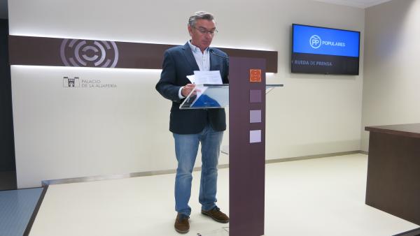 El presidente del grupo parlamentario del PP en las Cortes de Aragón, Luis María Beamonte, este martes en rueda de prensa en el Palacio de la Aljafería. El presidente del grupo parlamentario del PP en las Cortes de Aragón, Luis María Beamonte, este martes en rueda de prensa en el Palacio de la Aljafería.