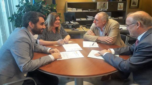 Reunnión entre la alcaldesa de Langreo y el consejero de Infraestructuras Reunnión entre la alcaldesa de Langreo y el consejero de Infraestructuras