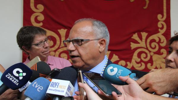 El portavoz parlamentario de ASG, Casimiro Curbelo, atiende a los periodistas El portavoz parlamentario de ASG, Casimiro Curbelo, atiende a los periodistas