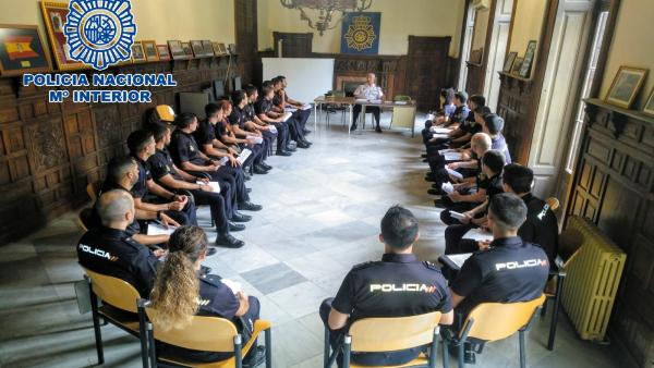 Los alumnos en prácticas en una reunión Los alumnos en prácticas en una reunión