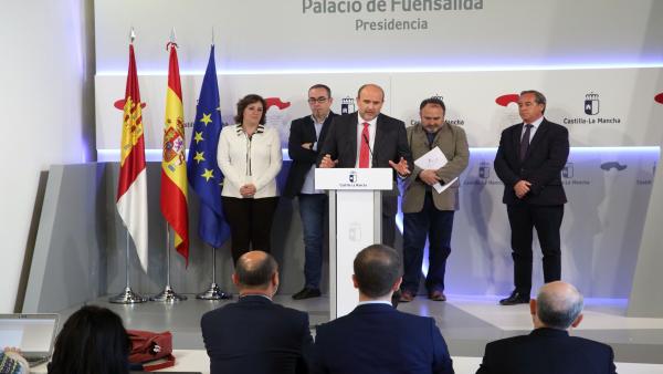 Consejera de Economía, secretario regional de CCOO, vicepresidente primero, secretario regional de UGT y presidente de CECAM, informan del Pacto por la Recuperación Económica de C-LM. Consejera de Economía, secretario regional de CCOO, vicepresidente primero, secretario regional de UGT y presidente de CECAM, informan del Pacto por la Recuperación Económica de C-LM.