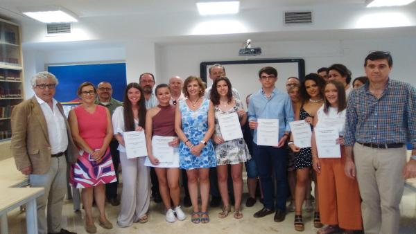 Troncoso (centro), junto a los estudiantes galardonados Troncoso (centro), junto a los estudiantes galardonados