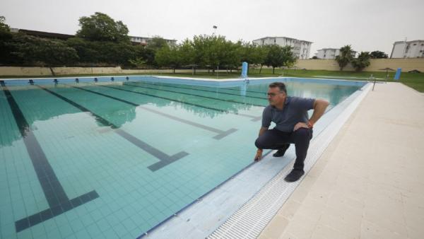 El concejal delegado de Deportes, Educación e Infancia del Ayuntamiento de Córdoba, Manuel Torrejimeno (Cs), en una reciente visita a la piscina municipal de la calle Marbella, en una imagen de archivo. El concejal delegado de Deportes, Educación e Infancia del Ayuntamiento de Córdoba, Manuel Torrejimeno (Cs), en una reciente visita a la piscina municipal de la calle Marbella, en una imagen de archivo.