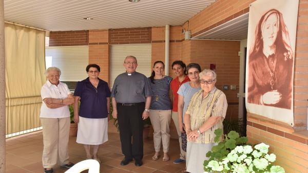 El deán-presidente, Manuel Pérez Moya (centro), con las Madres Adoratrices El deán-presidente, Manuel Pérez Moya (centro), con las Madres Adoratrices