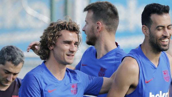 Griezmann y Busquets en un entrenamiento del Barcelona Griezmann y Busquets en un entrenamiento del Barcelona