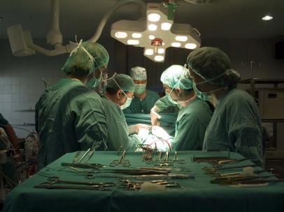 Cirujanos médicos hospital quirófano intervención