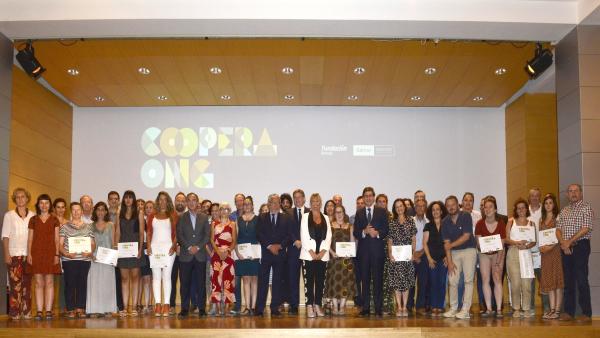 Foto de familia de la entrega de ayudas a ONGs de la Fundación Bancaja y Bankia Foto de familia de la entrega de ayudas a ONGs de la Fundación Bancaja y Bankia