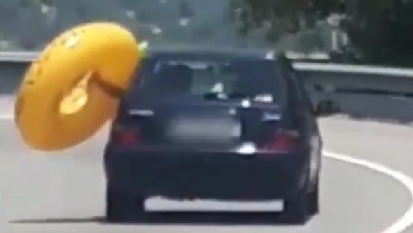 Un conductor grabado por los Mossos conduciendo agarrando un flotador con la mano izquierda. Un conductor grabado por los Mossos conduciendo agarrando un flotador con la mano izquierda.