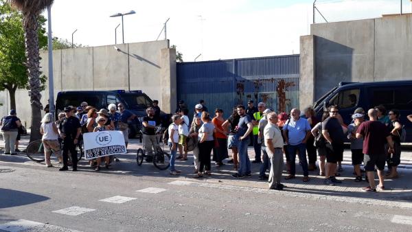 Activistas y políticos se concentran por el interno que se suicidó en el CIE Activistas y políticos se concentran por el interno que se suicidó en el CIE