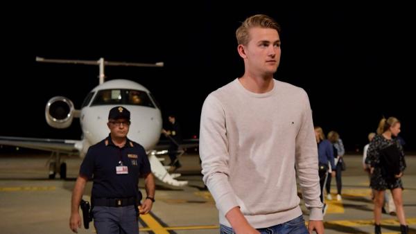 Matthijs De Ligt llega a Turín para firmar por la Juventus Matthijs De Ligt llega a Turín para firmar por la Juventus