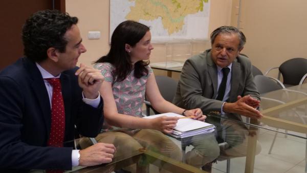 El director general de Infraestructuras, Enrique Catalina; la delegada de Fomento de la Junta en Córdoba, Cristina Casanueva, y el presidente de la GMU, Salvador Fuentes, durante la reunión. El director general de Infraestructuras, Enrique Catalina; la delegada de Fomento de la Junta en Córdoba, Cristina Casanueva, y el presidente de la GMU, Salvador Fuentes, durante la reunión.