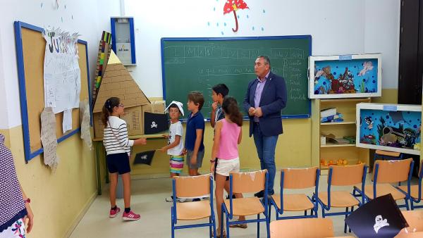 El delegado con un grupo de alumnos del CEIP Carlos III El delegado con un grupo de alumnos del CEIP Carlos III