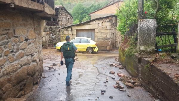 Un guardia civil en la zona afectada por las tormentas en Monterrei (Ourense). Un guardia civil en la zona afectada por las tormentas en Monterrei (Ourense).