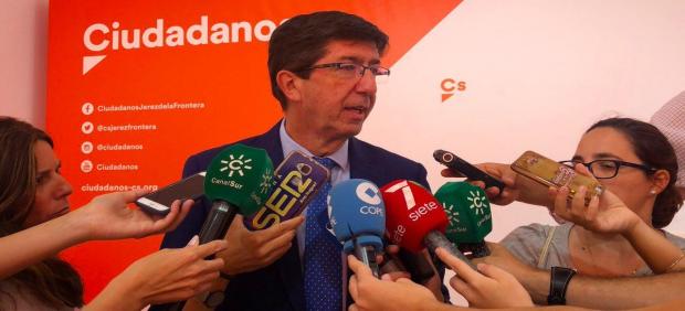 Juan Marín atiende a los periodistas