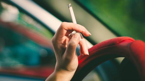 Sí, te pueden multar por fumar conduciendo Sí, te pueden multar por fumar conduciendo