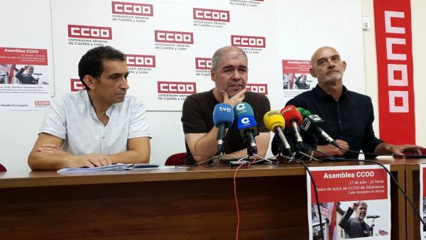 Unai Sordo (centro) junto a los secretarios regional y provincia, Vicente Andrés (i) y Emilio Pérez (d), respectivamente Unai Sordo (centro) junto a los secretarios regional y provincia, Vicente Andrés (i) y Emilio Pérez (d), respectivamente