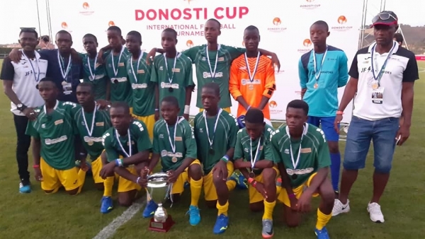 Jóvenes de Sierra Leona que han participado en el torneo de fútbol Donosti Cup Jóvenes de Sierra Leona que han participado en el torneo de fútbol Donosti Cup