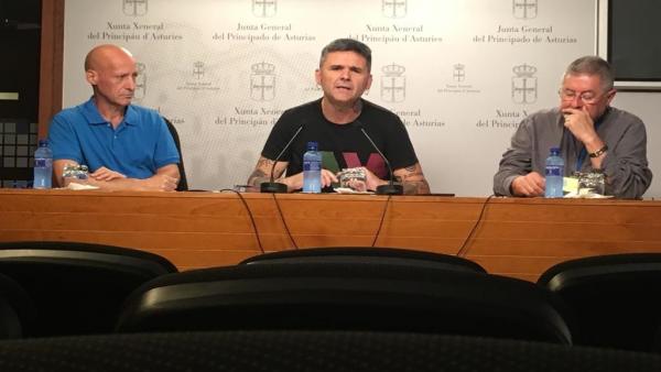 El diputado de Podemos y responsables del proyecto 'Niños de la Lata' El diputado de Podemos y responsables del proyecto 'Niños de la Lata'