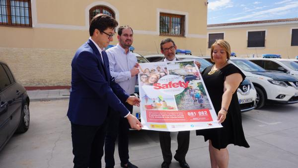 El delegado del Gobierno presenta en Los Alcázares los detalles de un plan centrado en la prevención del delito en zonas de gran afluencia y en una mayor y mejor atención al turista El delegado del Gobierno presenta en Los Alcázares los detalles de un plan centrado en la prevención del delito en zonas de gran afluencia y en una mayor y mejor atención al turista
