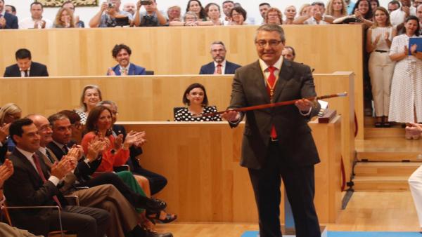 El reelegido presidente de la Diputación de Málaga, Francisco Salado, con el bastón de mando y acompañado por el presidente de la Junta de Andalucía, Juanma Moreno. El reelegido presidente de la Diputación de Málaga, Francisco Salado, con el bastón de mando y acompañado por el presidente de la Junta de Andalucía, Juanma Moreno.