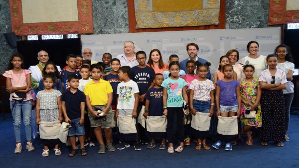 El Cabildo de Tenerife recibe a los niños saharauis que pasan sus vacaciones en la isla El Cabildo de Tenerife recibe a los niños saharauis que pasan sus vacaciones en la isla