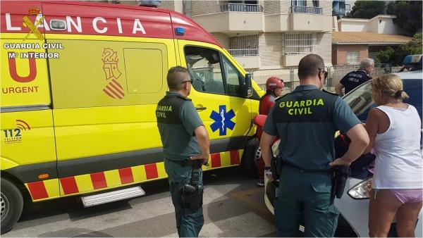 Agentes junto a equipos médicos en el rescate del hombre en cala Palangre. Agentes junto a equipos médicos en el rescate del hombre en cala Palangre.