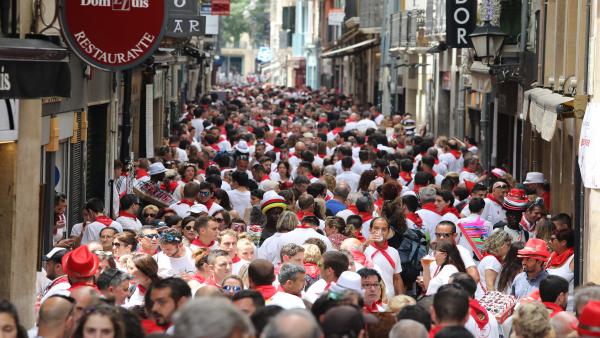 Cientos de personas disfrutan de la música y de los gigantes y cabezudos que animan las calles de Pamplona en plenos San Fermines de 2019. Cientos de personas disfrutan de la música y de los gigantes y cabezudos que animan las calles de Pamplona en plenos San Fermines de 2019.