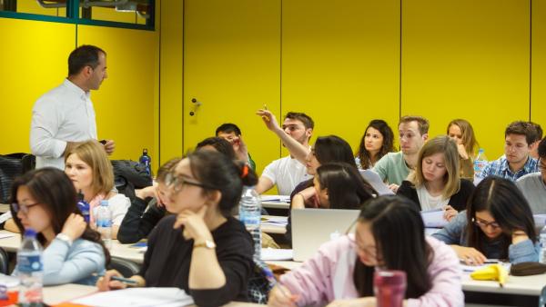 Clase del Máster en Gestión, Organización y Economía de la Empresa de la UPNA. Clase del Máster en Gestión, Organización y Economía de la Empresa de la UPNA.