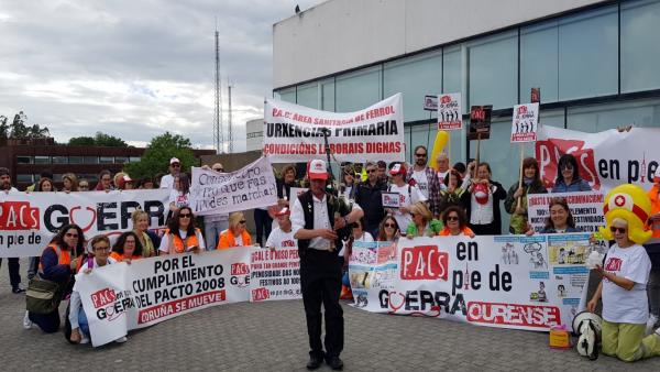 Trabajadores de PAC de Galicia se concentra delante del Sergas en Santiago. Trabajadores de PAC de Galicia se concentra delante del Sergas en Santiago.