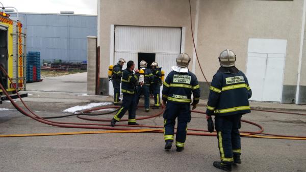 Bomberos en las labores de extinción Bomberos en las labores de extinción