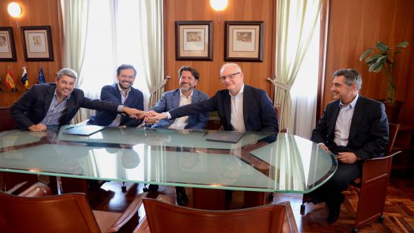Autoridades insulares y Grupo Piñero firman el contrato de rehabilitación del Hotel Taoro Autoridades insulares y Grupo Piñero firman el contrato de rehabilitación del Hotel Taoro